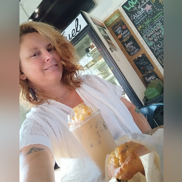 Meet your Posher, Rebecca - Picture 2 of 4